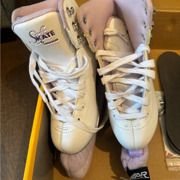 White and Gray Ice Skates - Picture 4 of 4